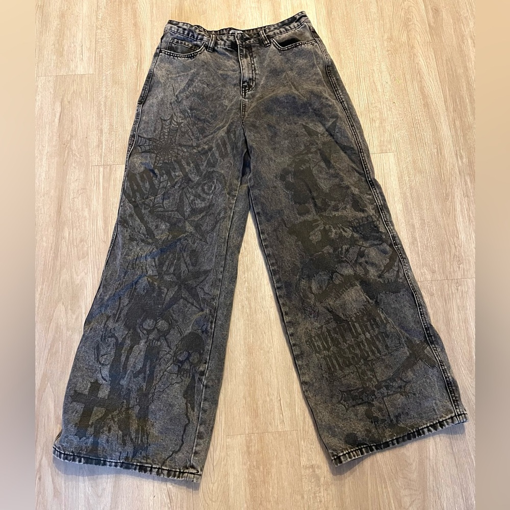Hot Topic Gray Acid Wash Skulls and Stars Jeans